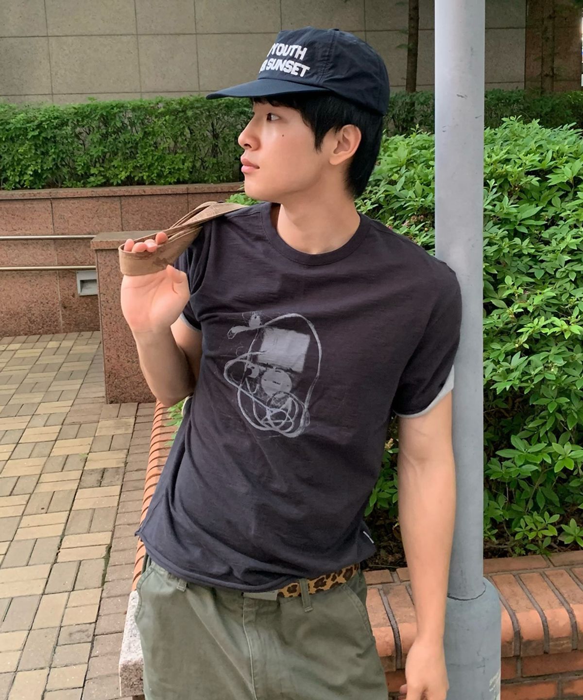 메종미네드(MAISON MINED) MP3 GRAPHIC LAYERED HALF T CHARCOAL