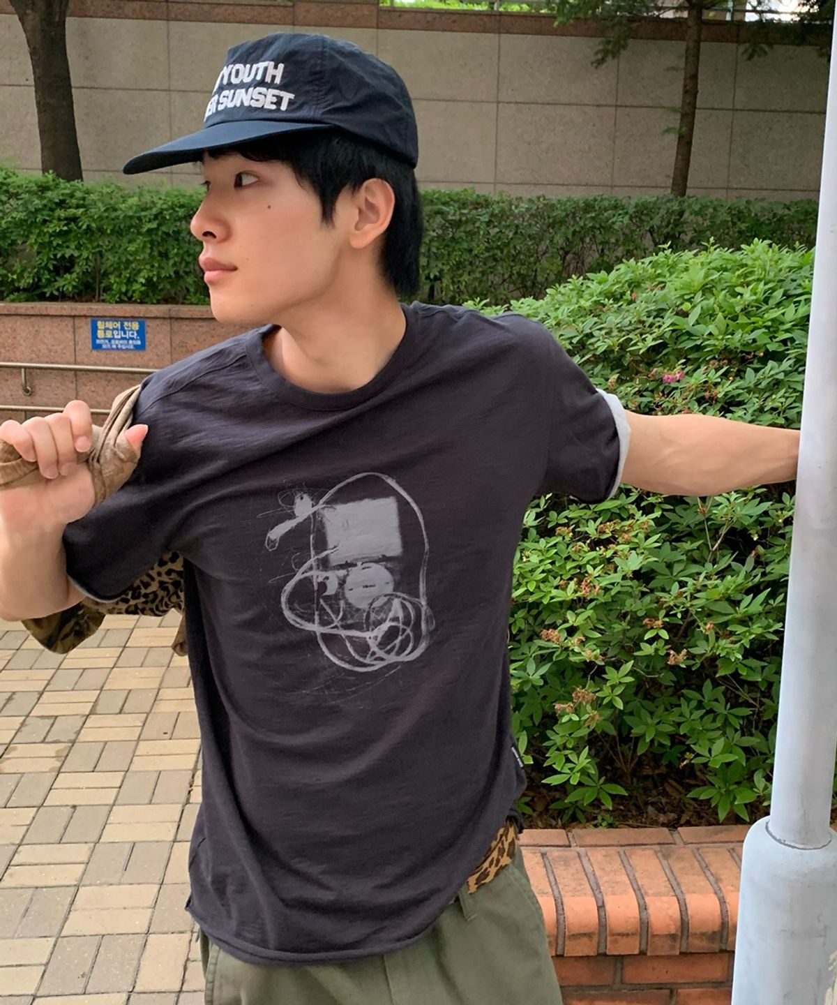 메종미네드(MAISON MINED) MP3 GRAPHIC LAYERED HALF T CHARCOAL
