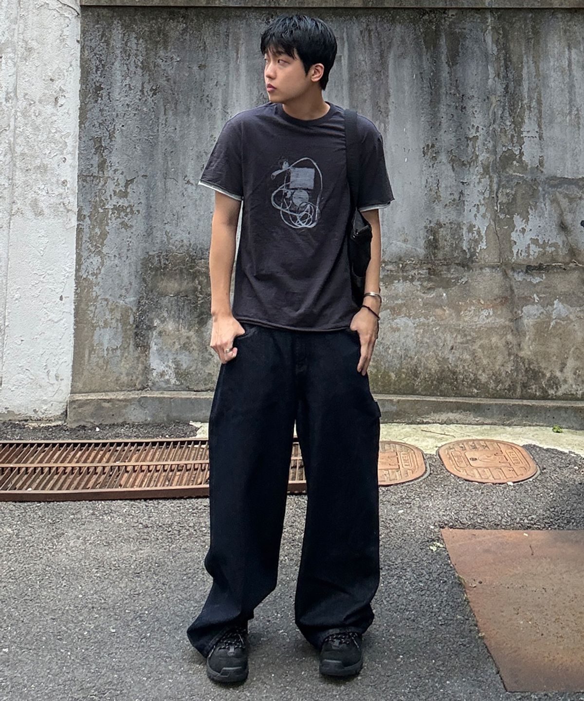 메종미네드(MAISON MINED) MP3 GRAPHIC LAYERED HALF T CHARCOAL