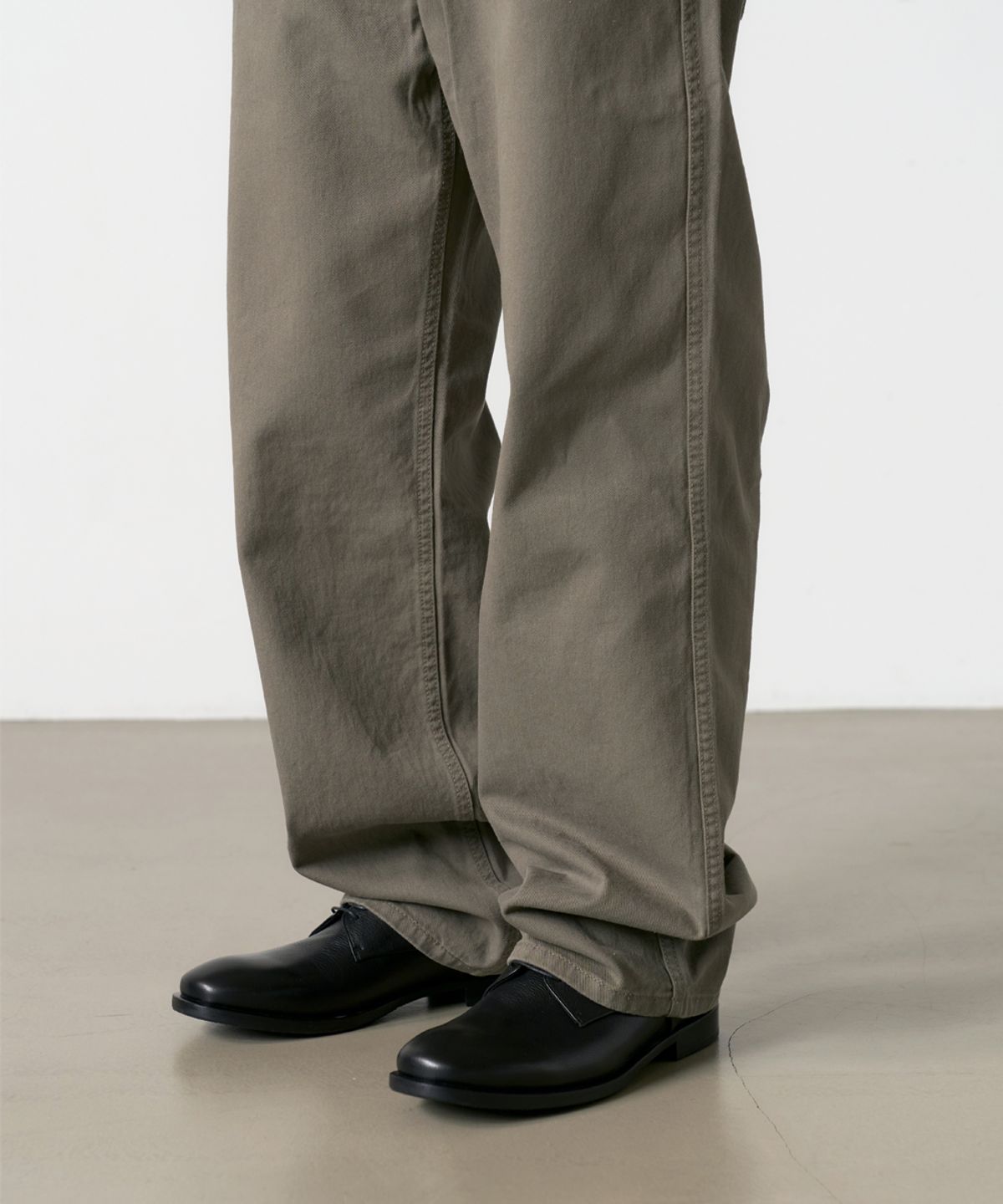 덴메이드(DENMADE) DEN765 Raw Routine Wide Chino (Olive Charcoal)