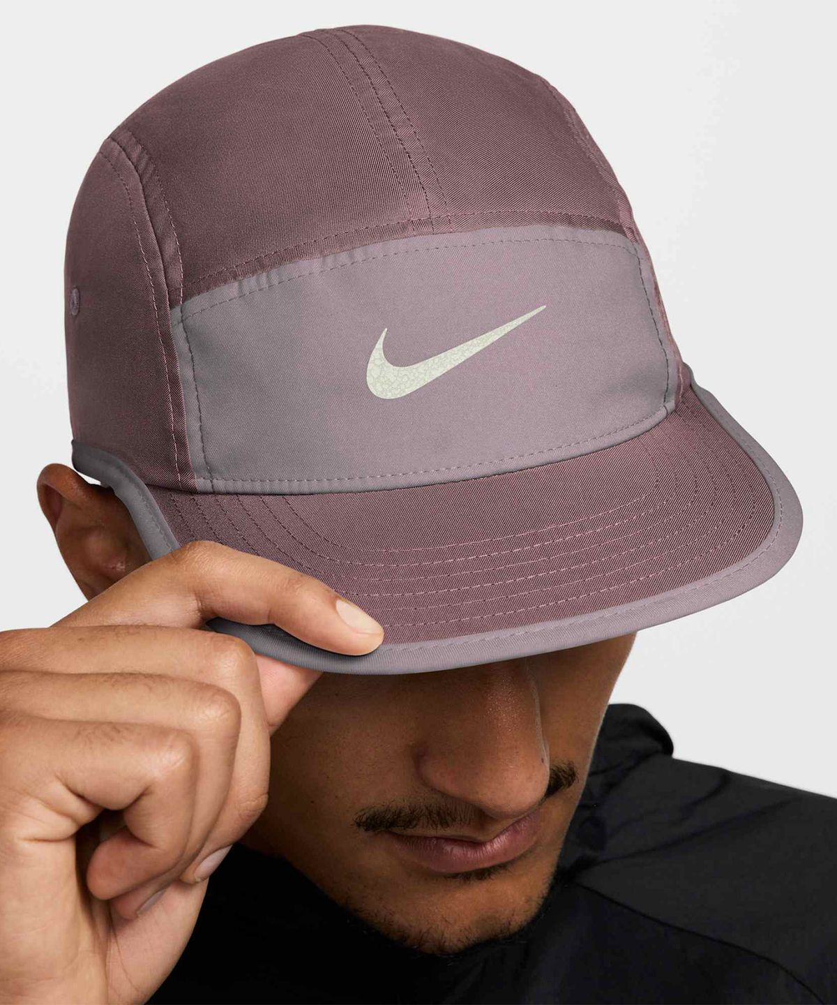 나이키(NIKE) 플라이 드라이 핏 언스트럭처 스우시 캡 - 타투:라이트 바이올렛 오어:앤트러사이트:씨 글래스 / FB5624-502