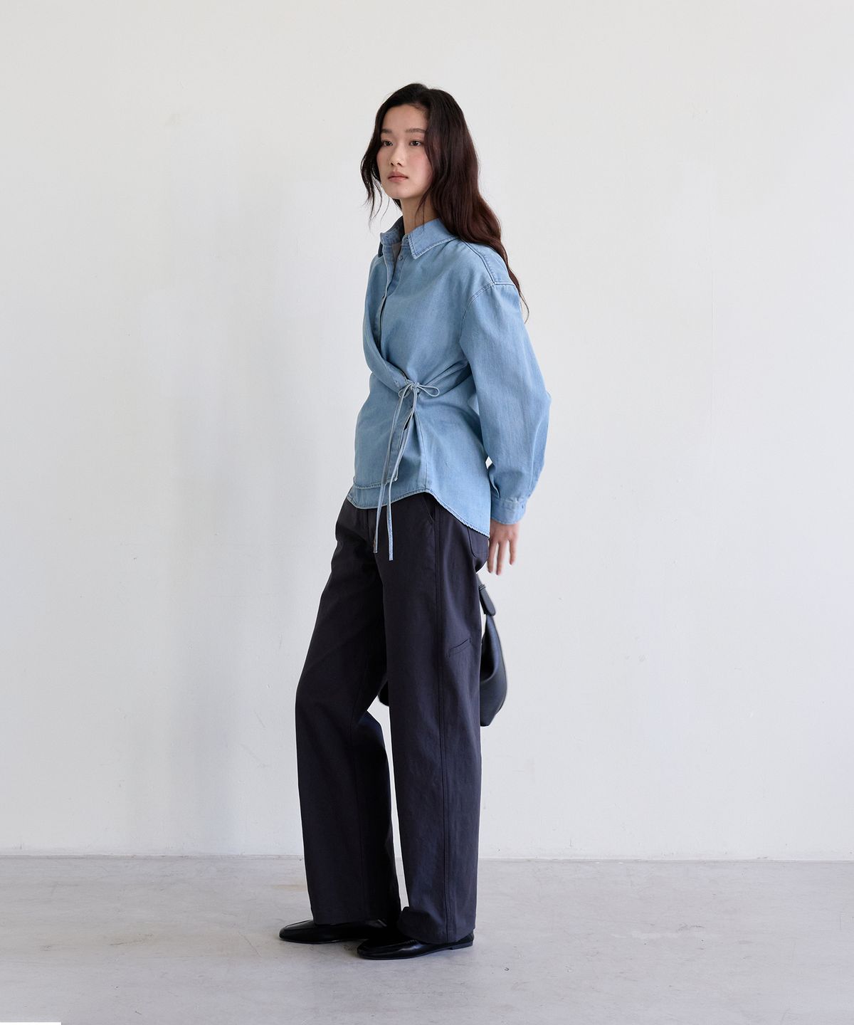 더엘로(THEELO) 스트랩 디테일 데님 블라우스 (Light Denim)