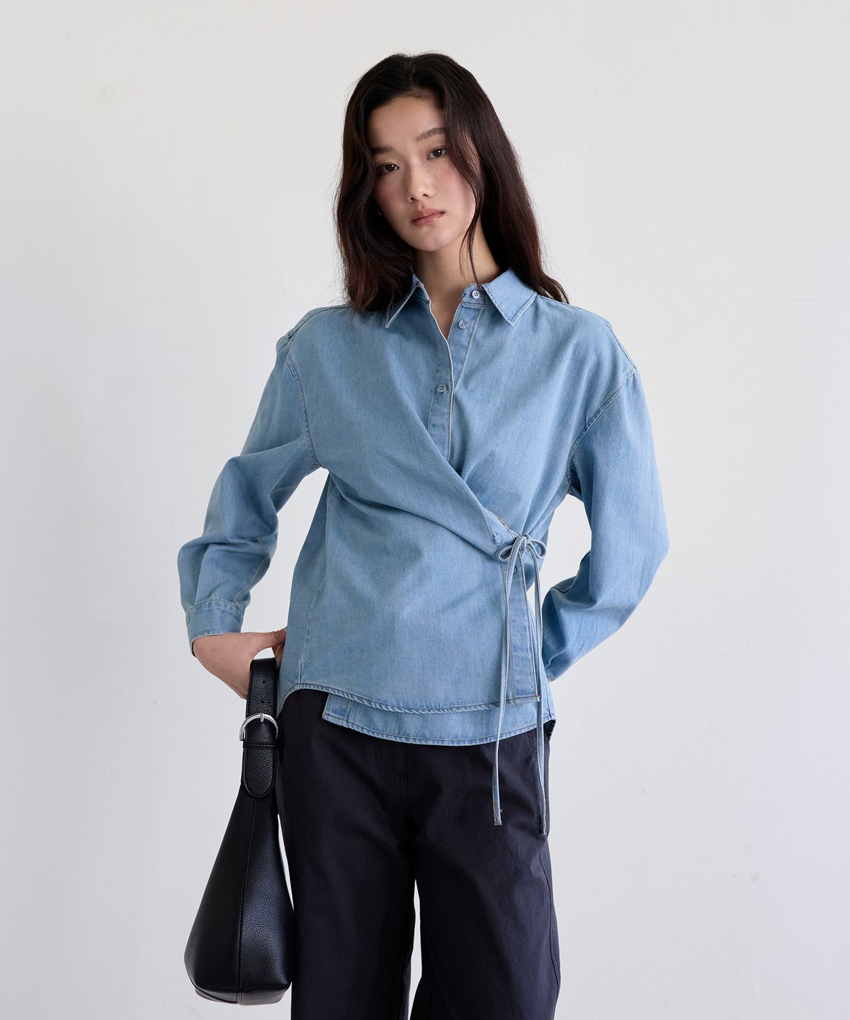더엘로(THEELO) 스트랩 디테일 데님 블라우스 (Light Denim)