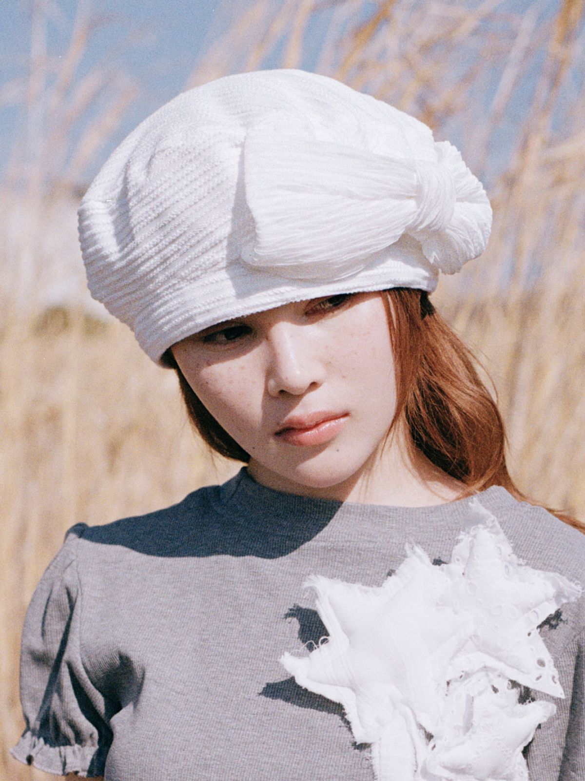 포에지담(POESIEDAME) STRIPE BOW BERET IN SHEER WHITE