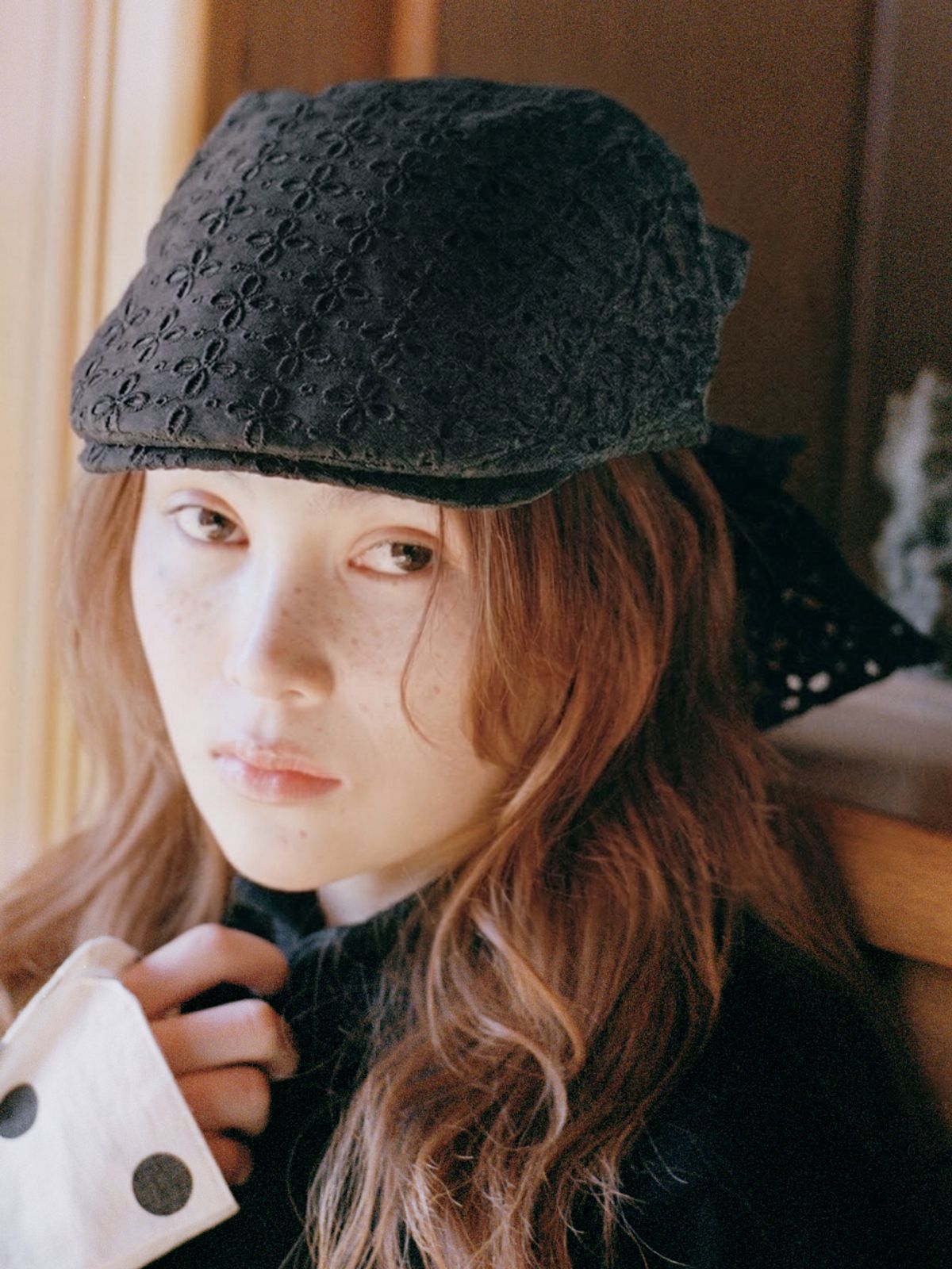 포에지담(POESIEDAME) LACE SCARF FLAT CAP IN BLACK
