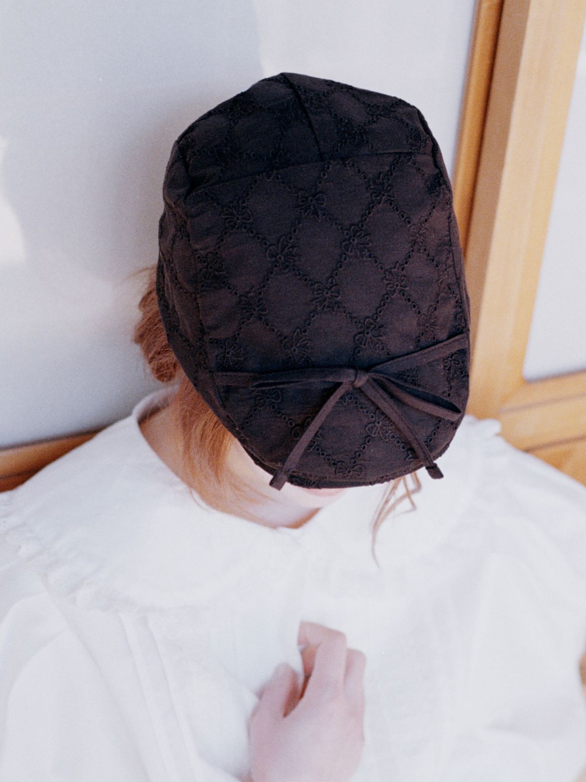 포에지담(POESIEDAME) RIBBON EYELET FLAT CAP IN BLACK