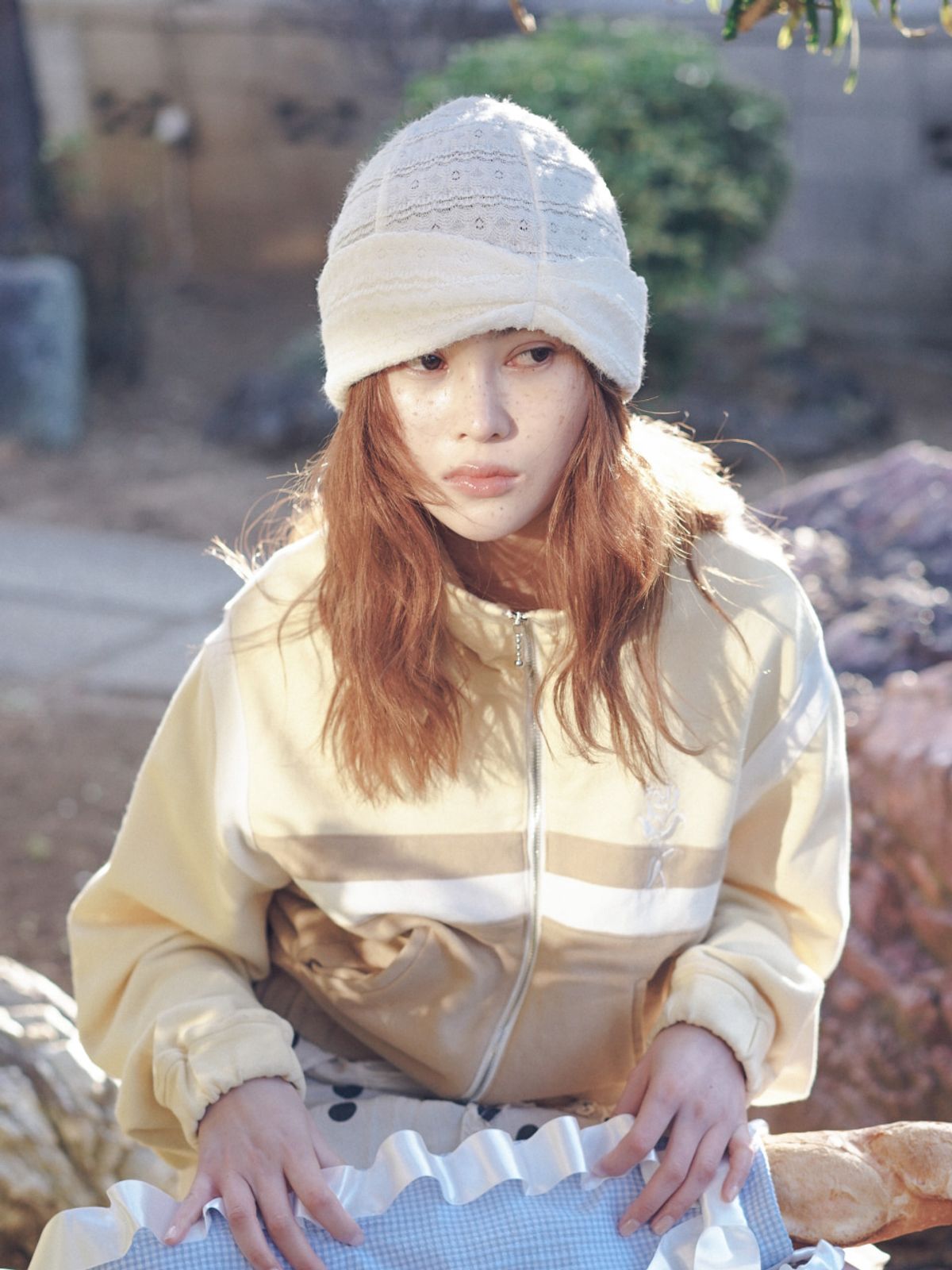 포에지담(POESIEDAME) FRILL PINCH BEANIE IN CREAM