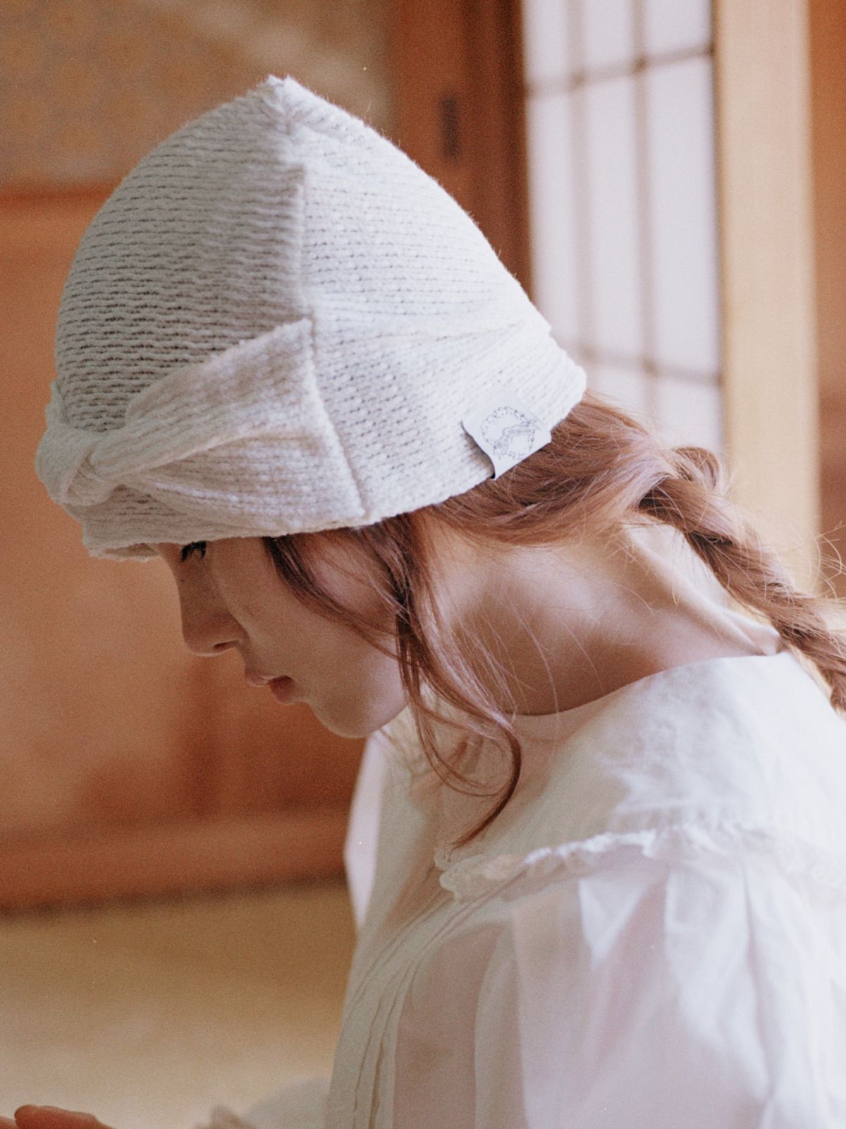 포에지담(POESIEDAME) TIE KNIT BEANIE IN CREAM