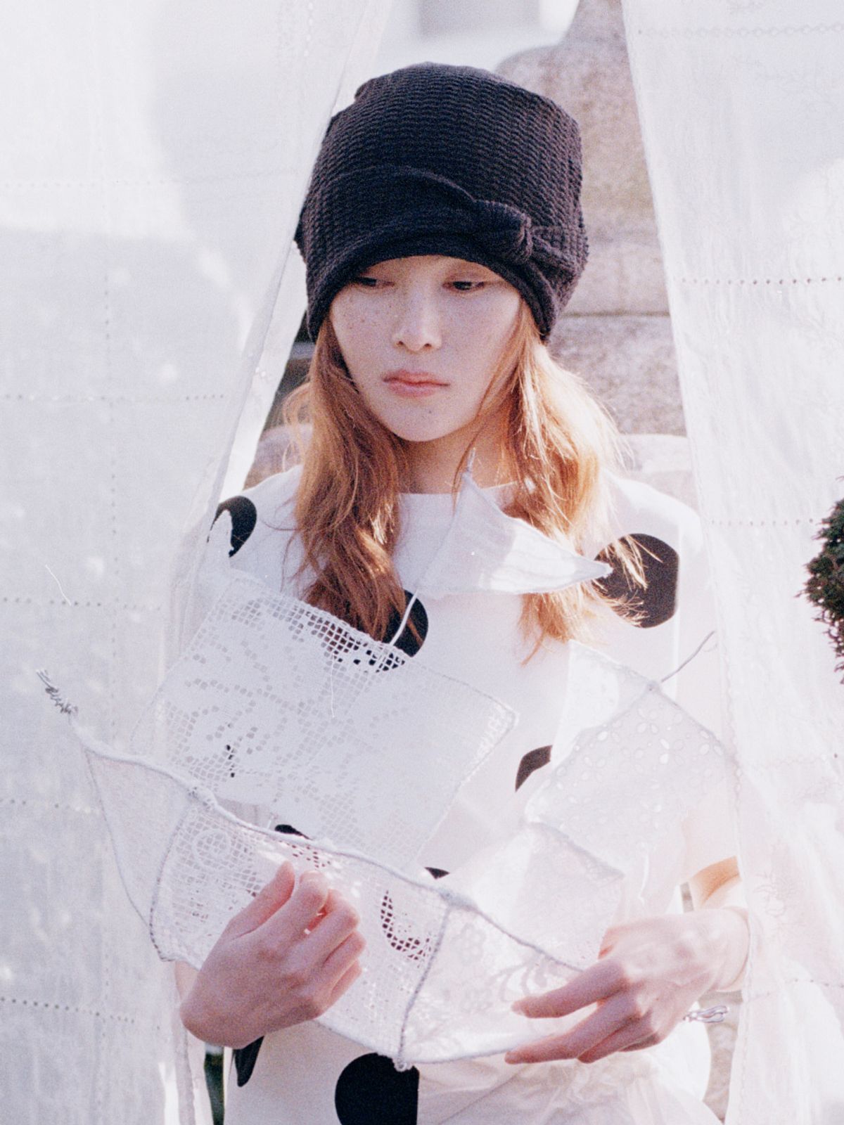 포에지담(POESIEDAME) TIE KNIT BEANIE IN BLACK
