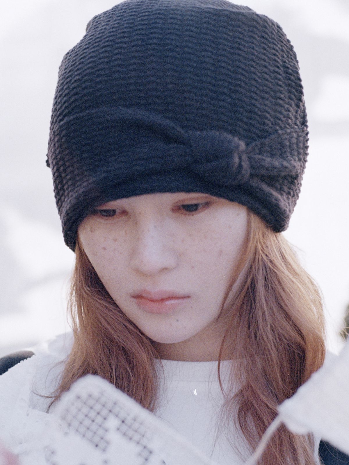 포에지담(POESIEDAME) TIE KNIT BEANIE IN BLACK