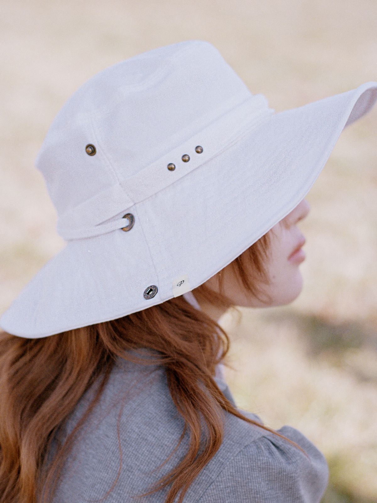 포에지담(POESIEDAME) STUD SAFARI BUCKET HAT IN WHITE