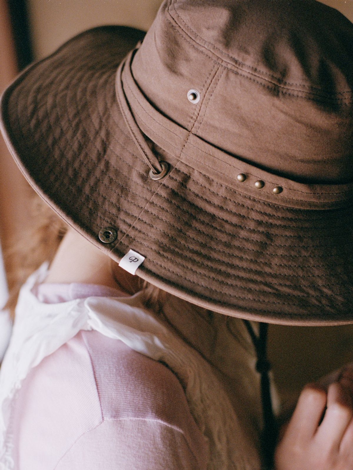 포에지담(POESIEDAME) STUD SAFARI BUCKET HAT IN BROWN