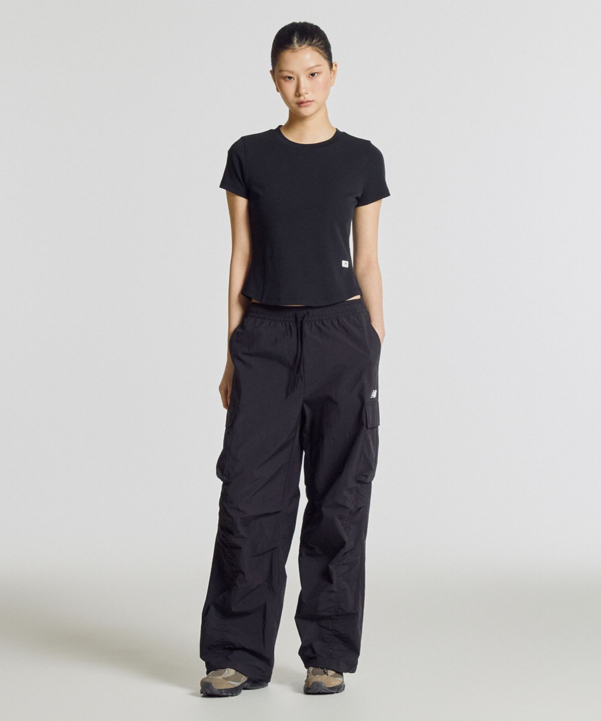 뉴발란스(NEW BALANCE) NBNTG2W412 / WOMEN 에센셜 경량 우븐 카고 와이드 팬츠 (BLACK)