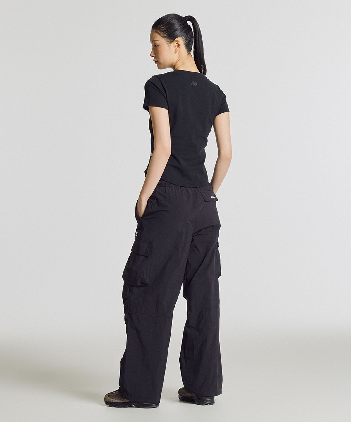 뉴발란스(NEW BALANCE) NBNTG2W412 / WOMEN 에센셜 경량 우븐 카고 와이드 팬츠 (BLACK)