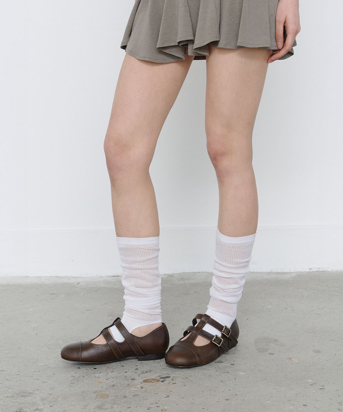 쓰리투에이티(THREE TO EIGHTY) T-STRAP LEATHER FLATS BROWN