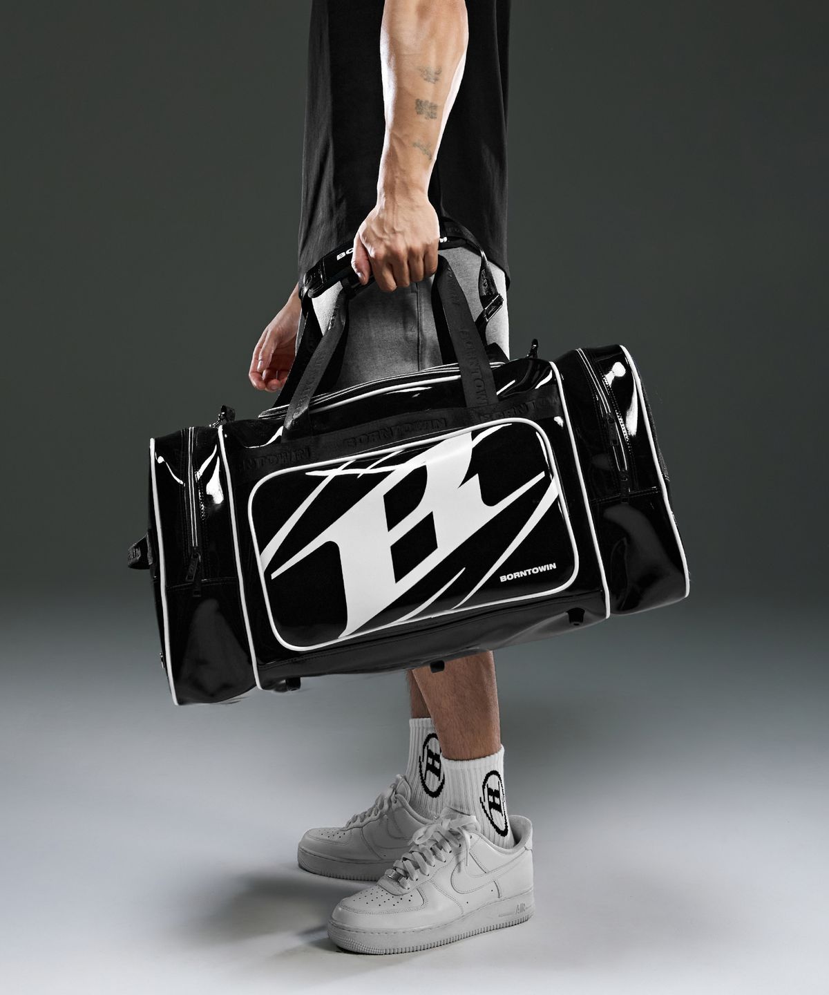 본투윈(BORN TO WIN) SYMBOL LOGO ENAMEL DUFFLE BAG [BLACK]