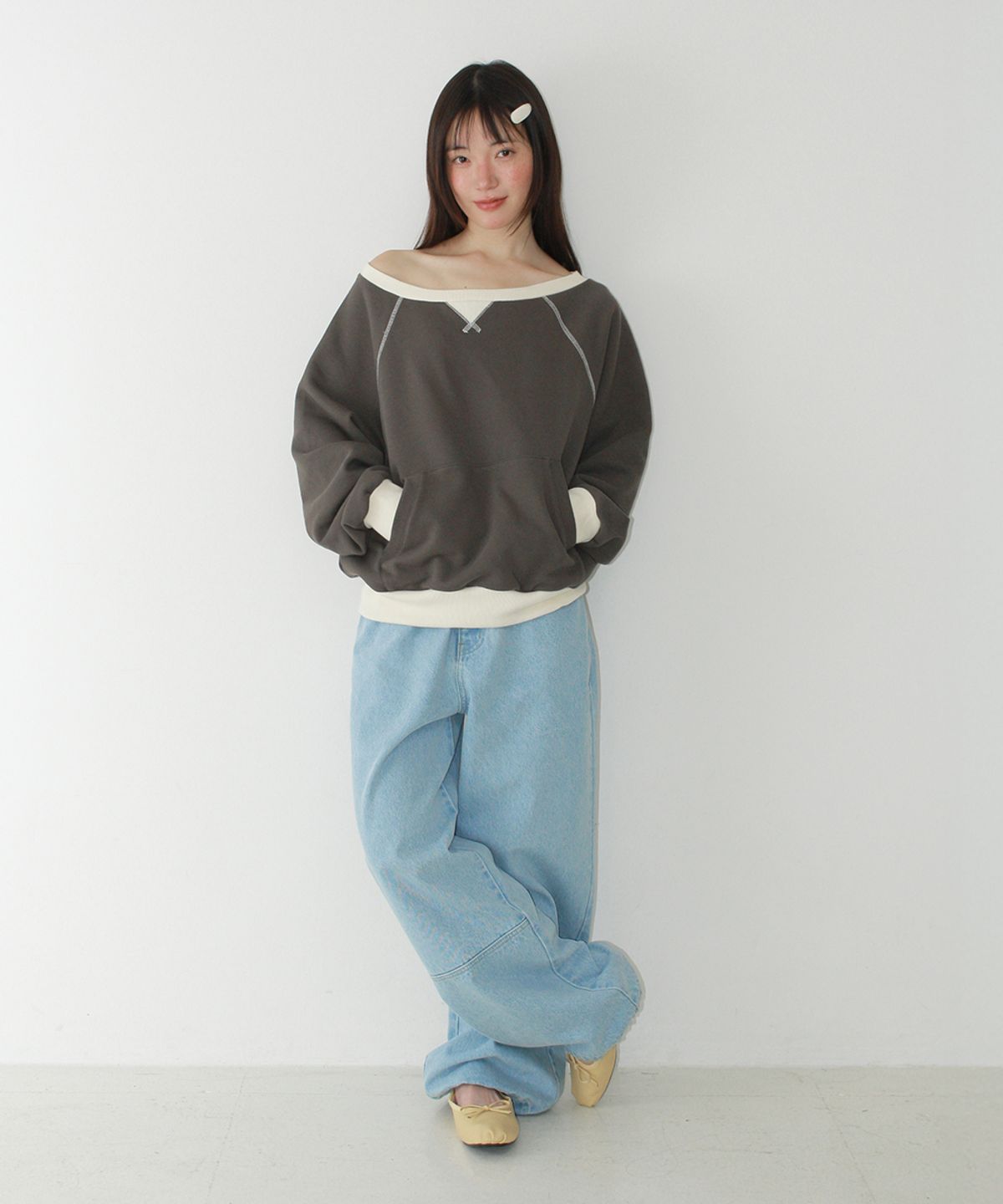 론론(RONRON) BLOCKED OFF SHOULDER SWEATSHIRT CHARCOAL