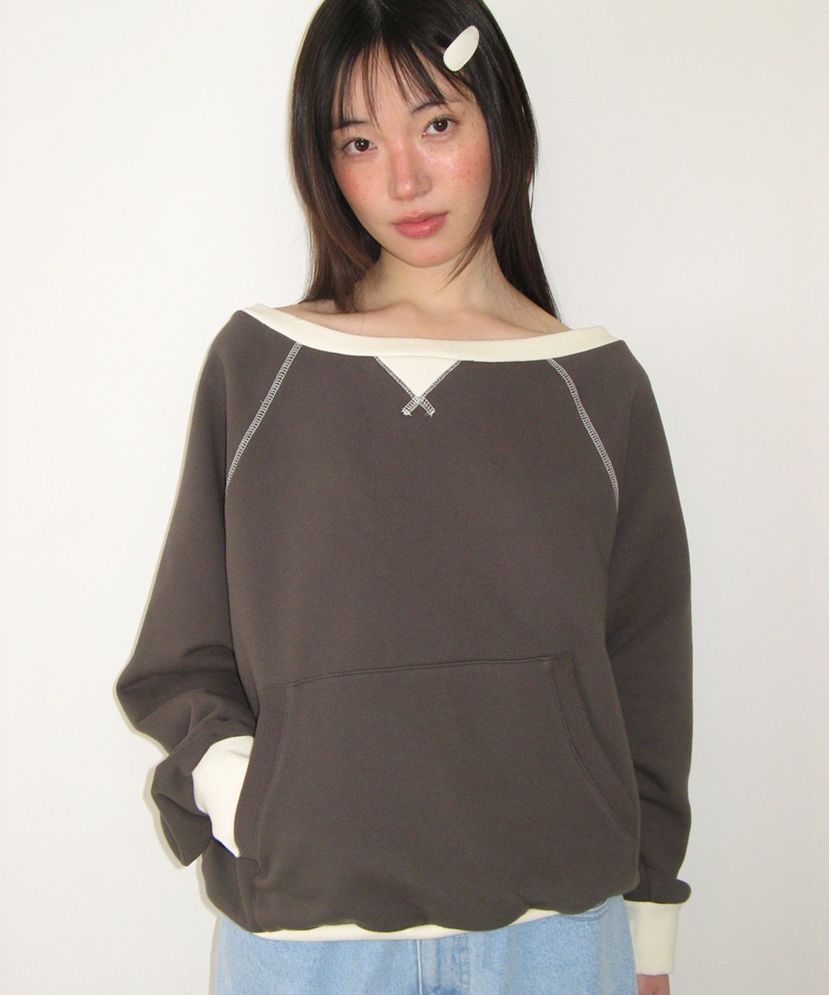 론론(RONRON) BLOCKED OFF SHOULDER SWEATSHIRT CHARCOAL