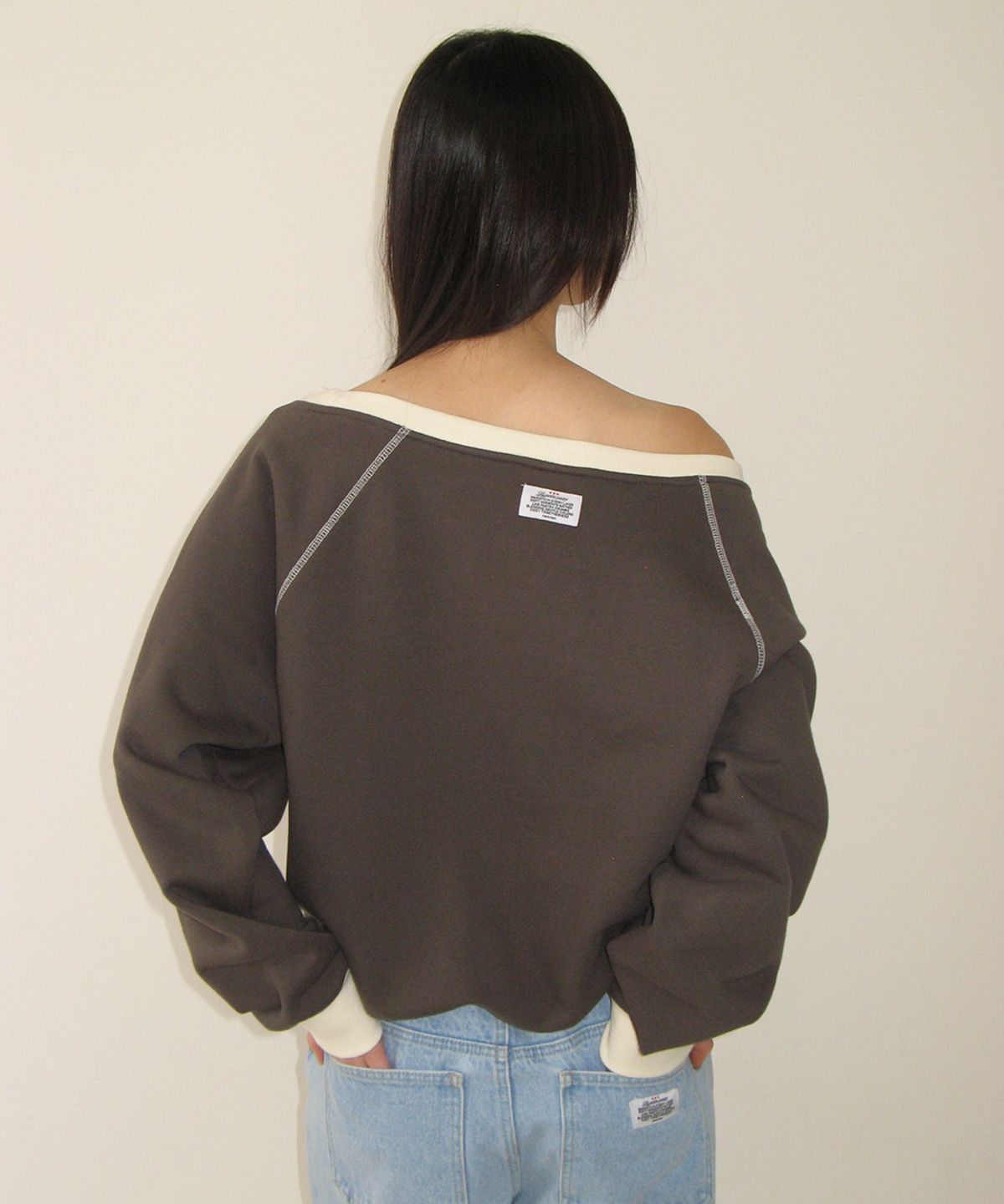 론론(RONRON) BLOCKED OFF SHOULDER SWEATSHIRT CHARCOAL