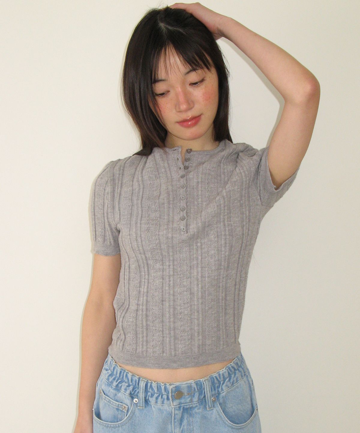 론론(RONRON) BUTTON POINT SLIM SHORT SLEEVE KNIT GREY