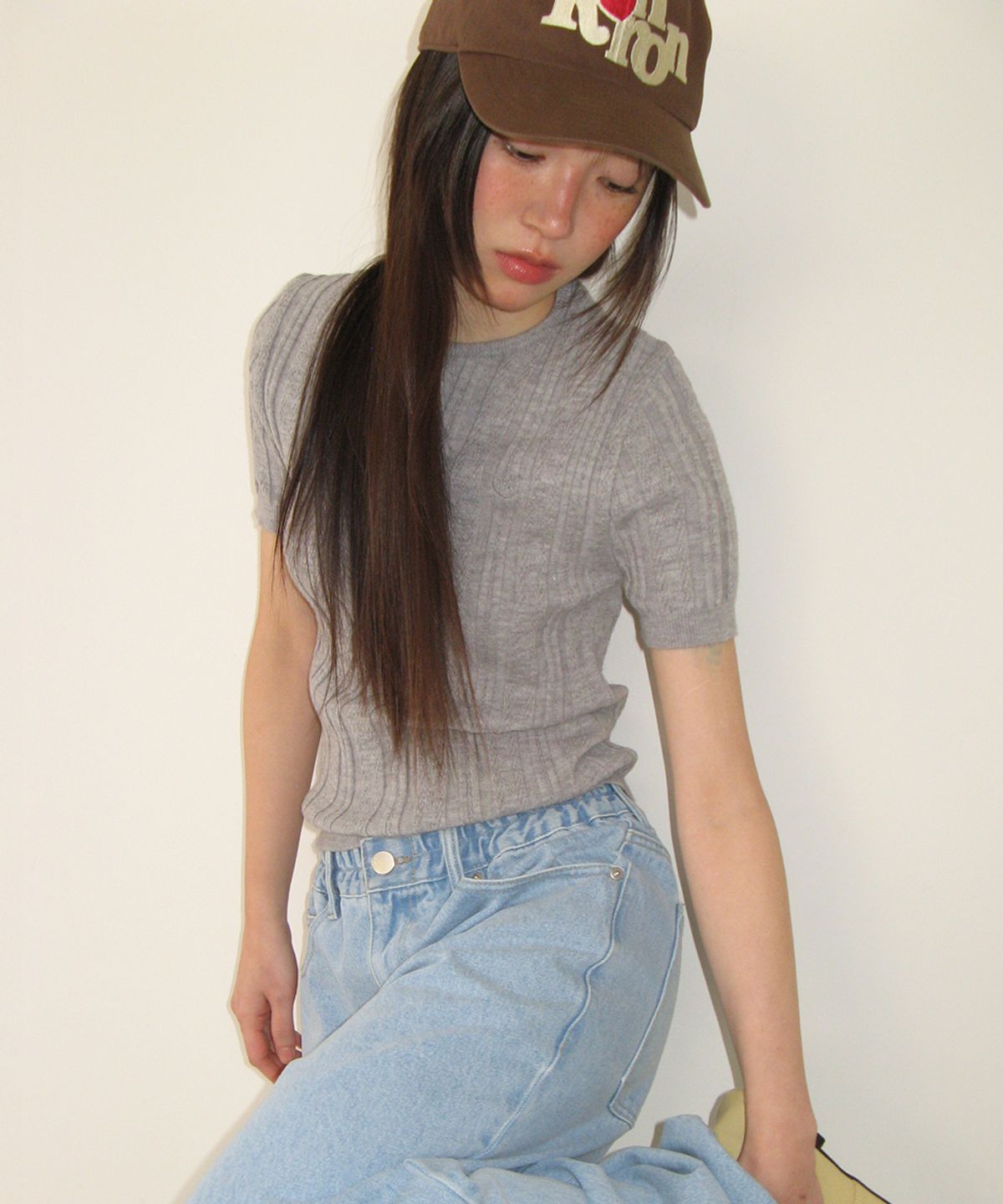 론론(RONRON) BUTTON POINT SLIM SHORT SLEEVE KNIT GREY