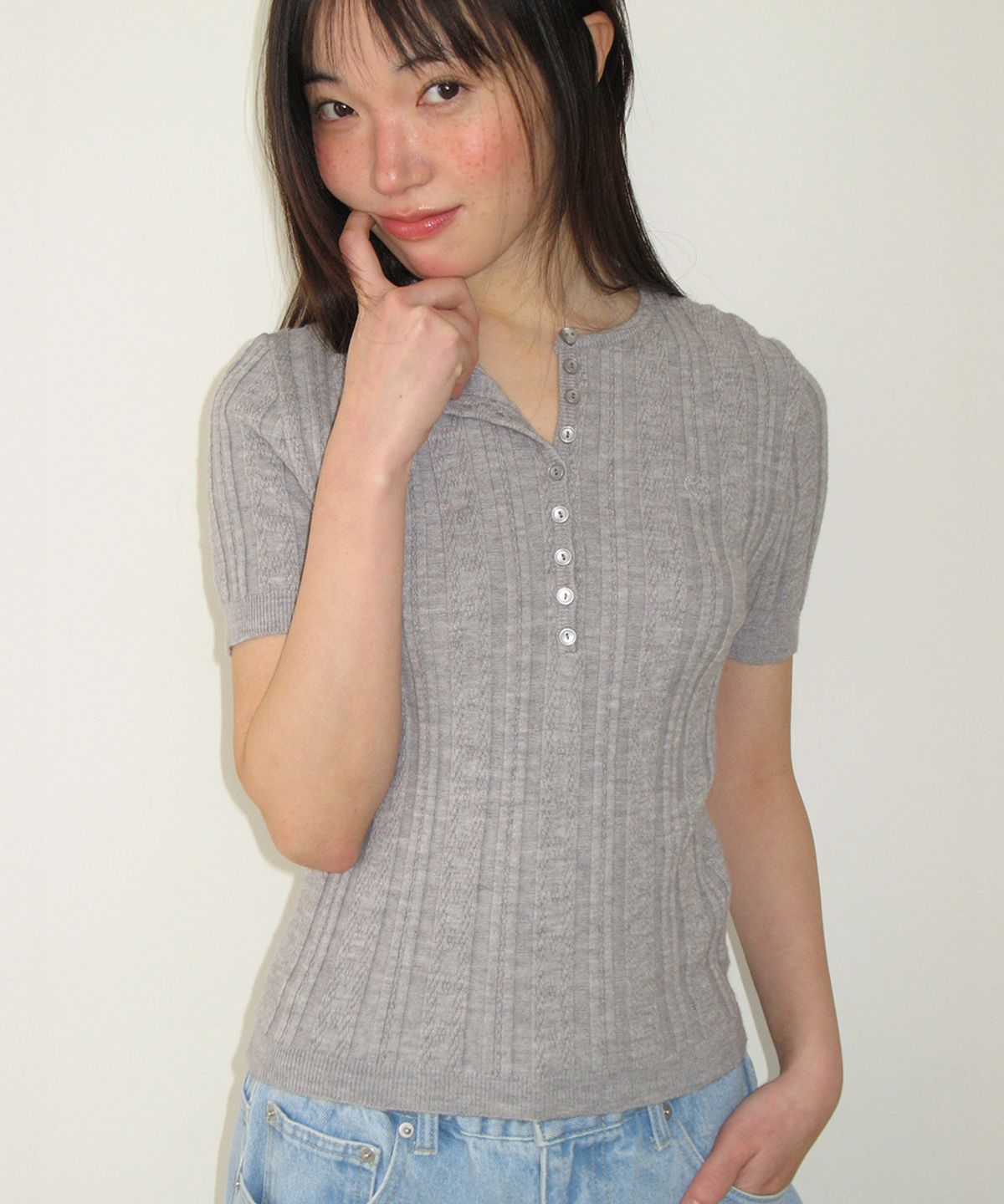 론론(RONRON) BUTTON POINT SLIM SHORT SLEEVE KNIT GREY