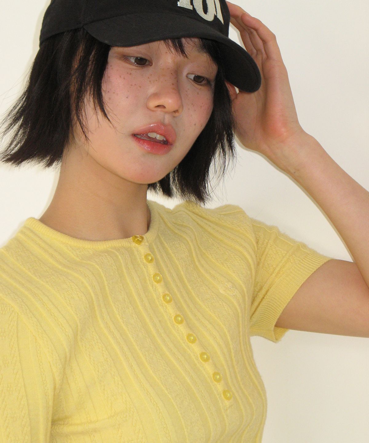 론론(RONRON) BUTTON POINT SLIM SHORT SLEEVE KNIT YELLOW