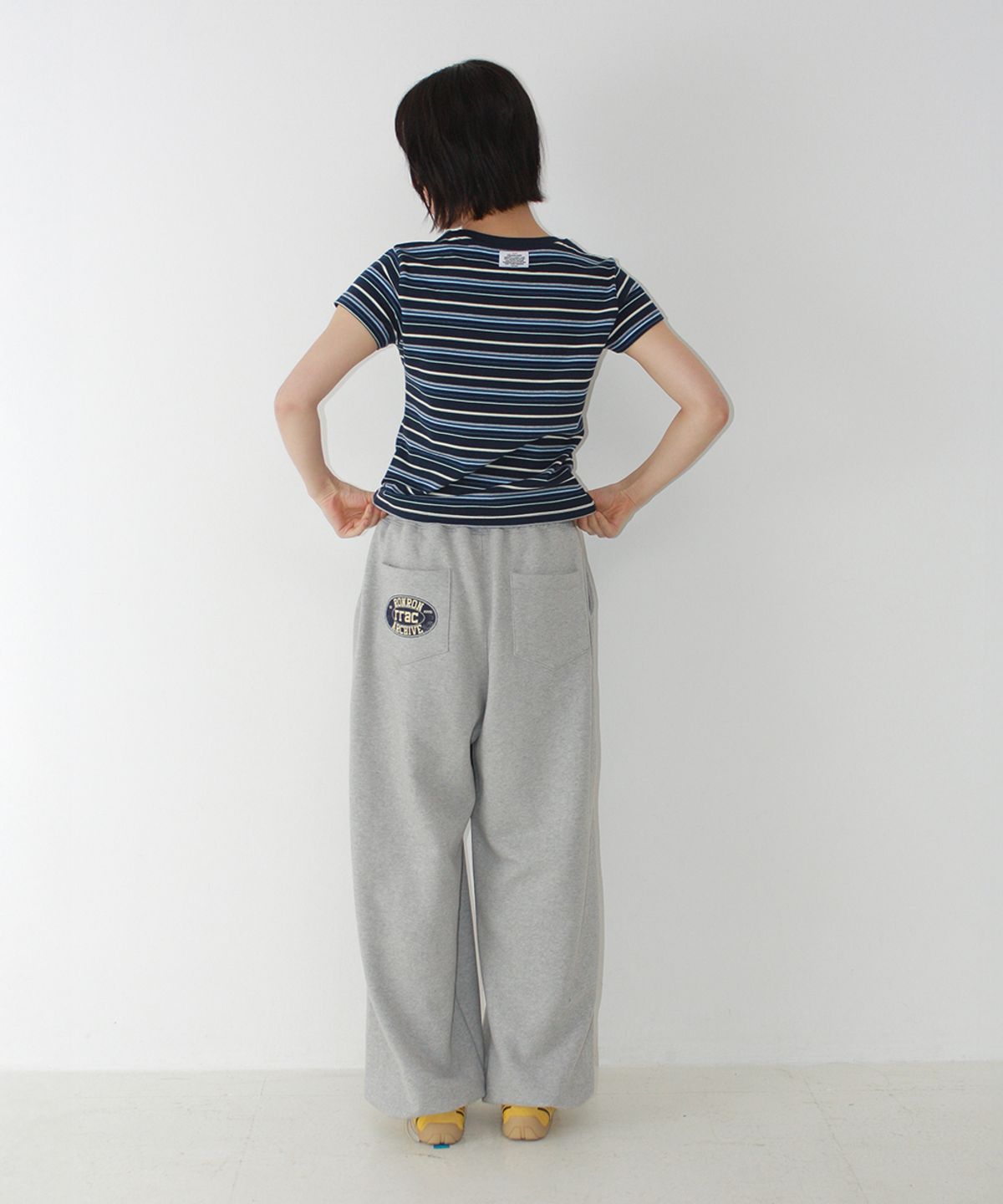 론론(RONRON) MULTI STRIPE LETTERING T SHIRT NAVY