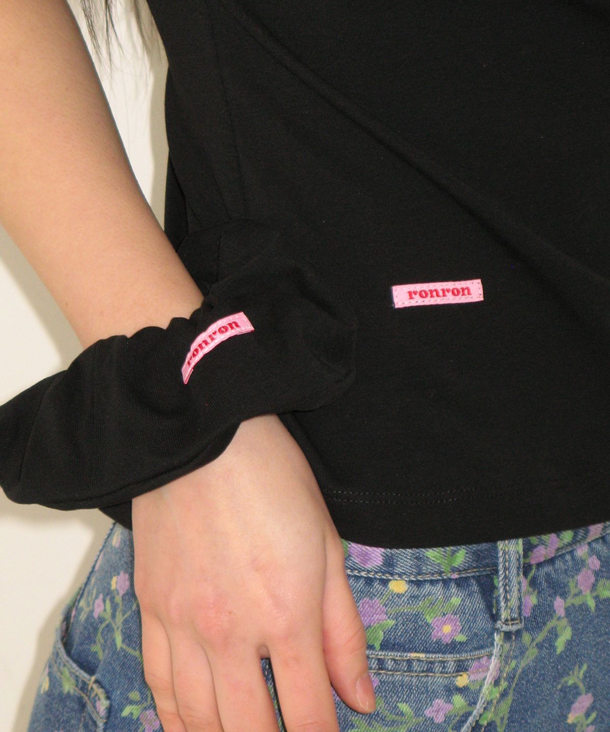 론론(RONRON) SCRUNCHIE SET SLIM FIT T SHIRT BLACK