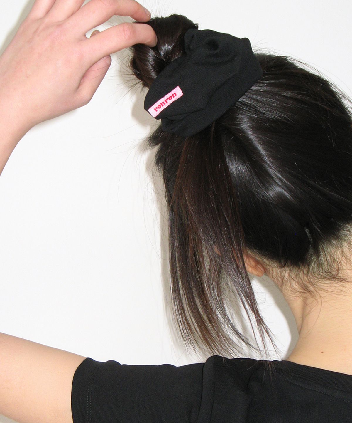 론론(RONRON) SCRUNCHIE SET SLIM FIT T SHIRT BLACK