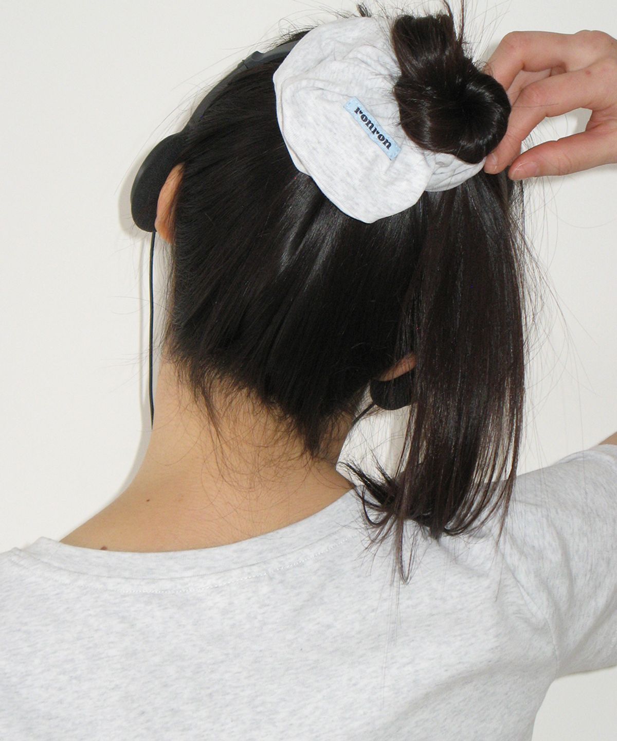 론론(RONRON) SCRUNCHIE SET SLIM FIT T SHIRT WHITE MELANGE