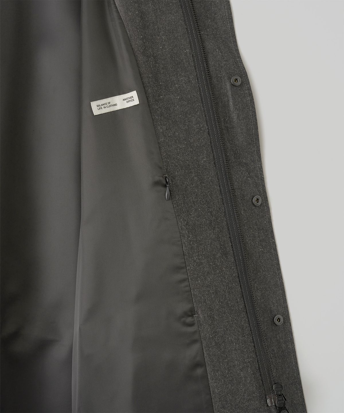 어나더 오피스(ANOTHER OFFICE) Silk Nep Mods Coat (Coal)