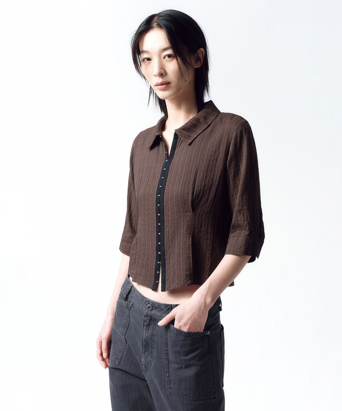 인사일런스 우먼(INSILENCE WOMEN) 후크 디테일 자카드 셔츠 BROWN