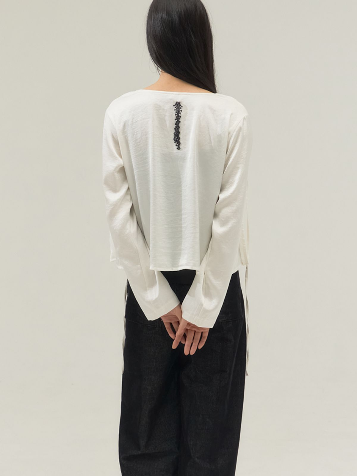 쏘리, 투 머치 러브(SORRY, TOO MUCH LOVE) Silky Open-Front Tie Blouse with Clasp_Cream