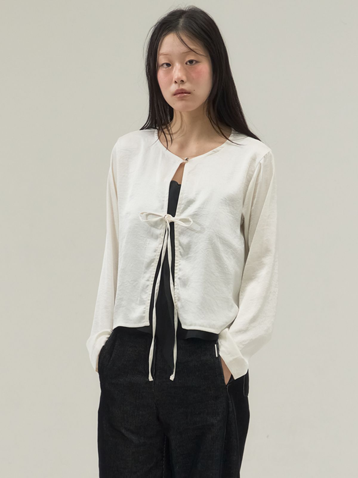 쏘리, 투 머치 러브(SORRY, TOO MUCH LOVE) Silky Open-Front Tie Blouse with Clasp_Cream