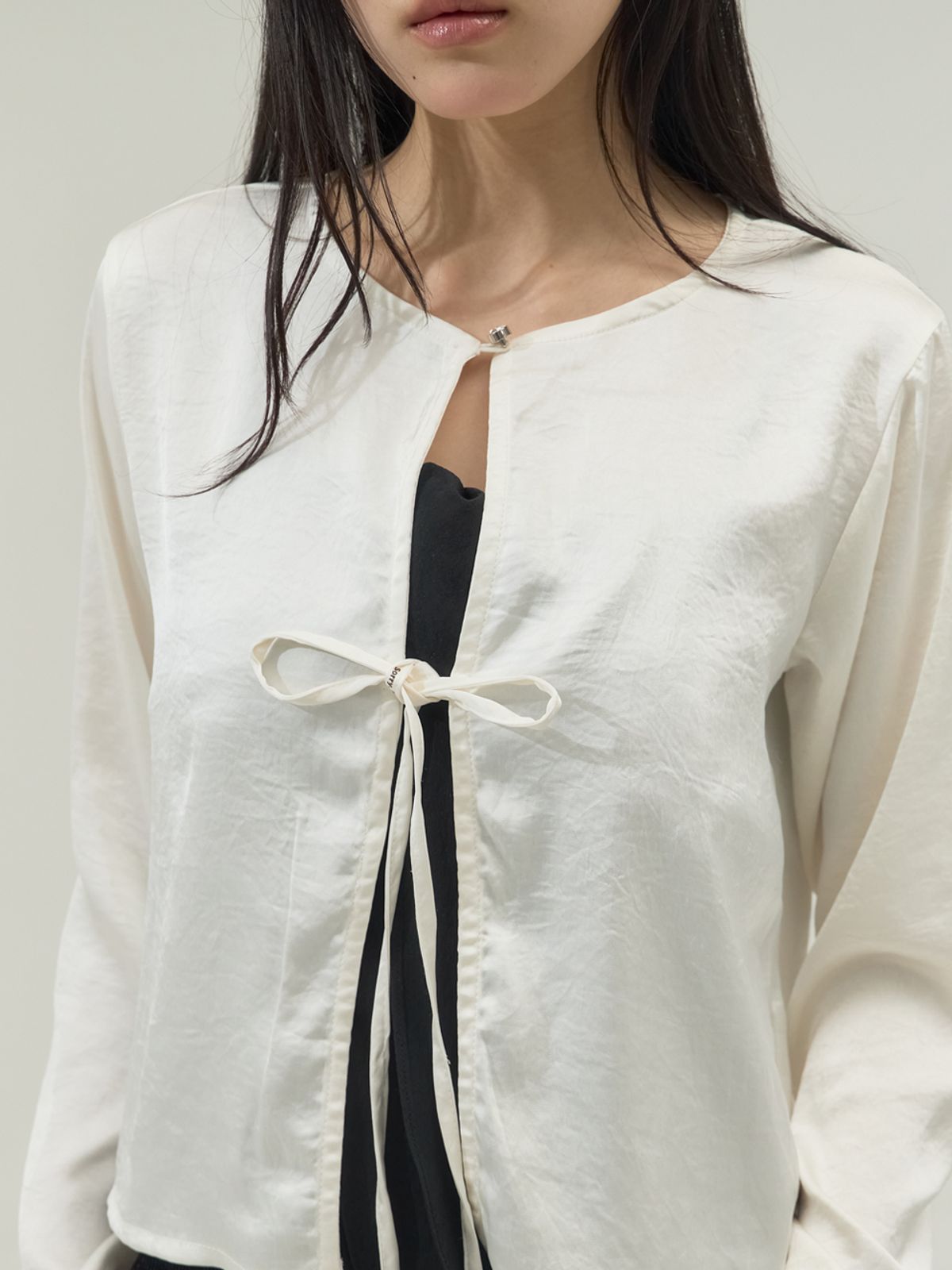 쏘리, 투 머치 러브(SORRY, TOO MUCH LOVE) Silky Open-Front Tie Blouse with Clasp_Cream