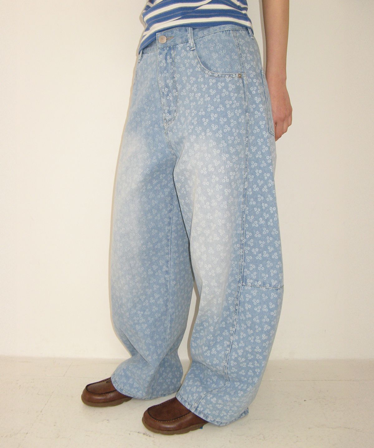 론론(RONRON) BALLOON FIT FLORAL DENIM PANTS LIGHT BLUE