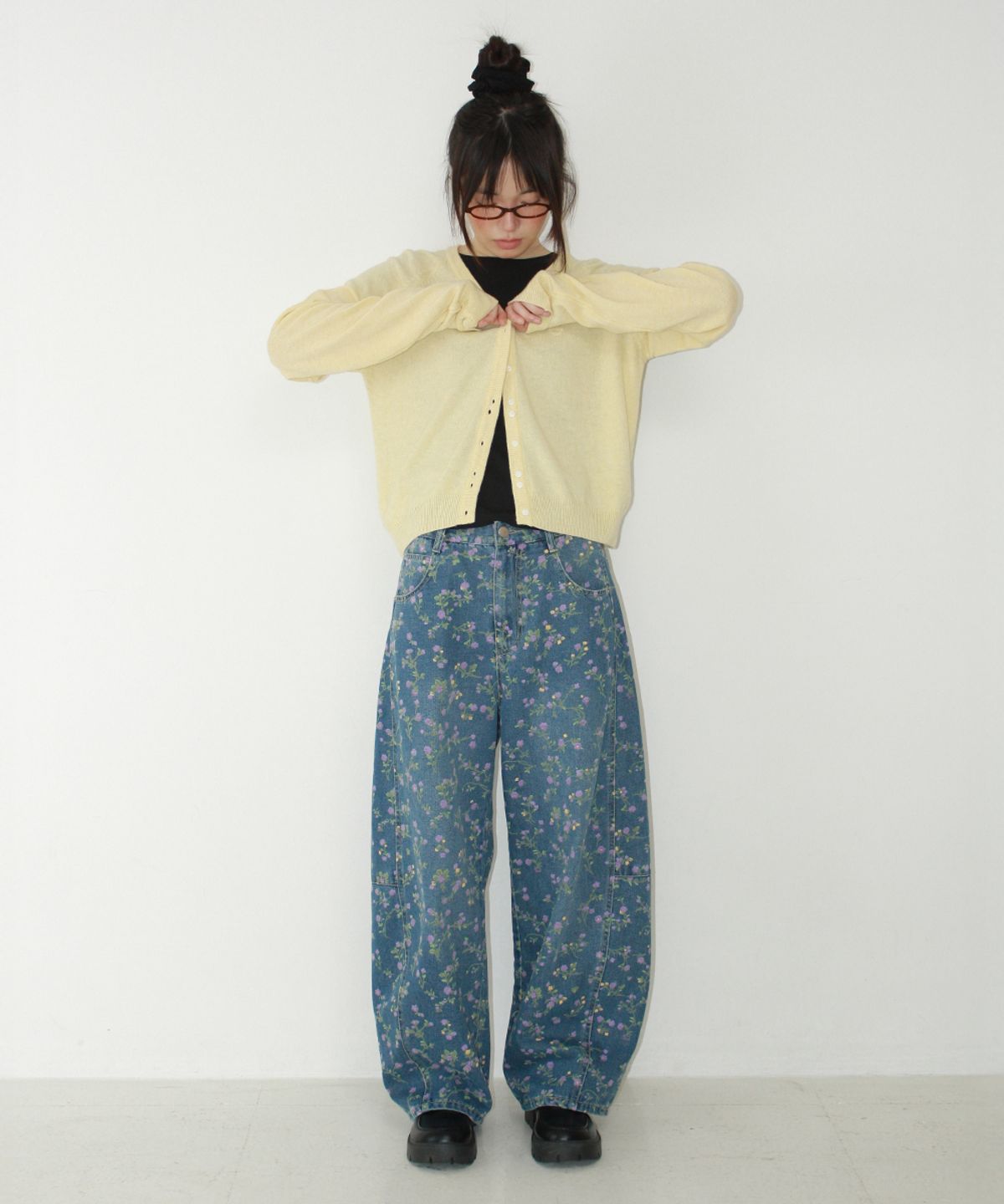 론론(RONRON) BALLOON FIT FLORAL DENIM PANTS MEDIUM BLUE