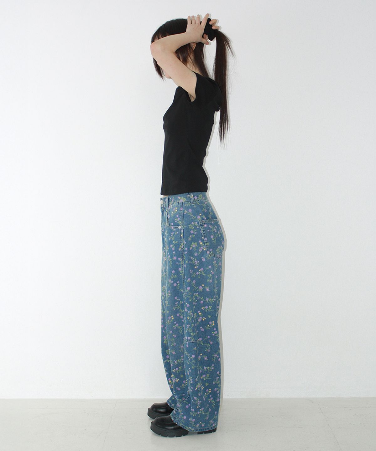 론론(RONRON) BALLOON FIT FLORAL DENIM PANTS MEDIUM BLUE