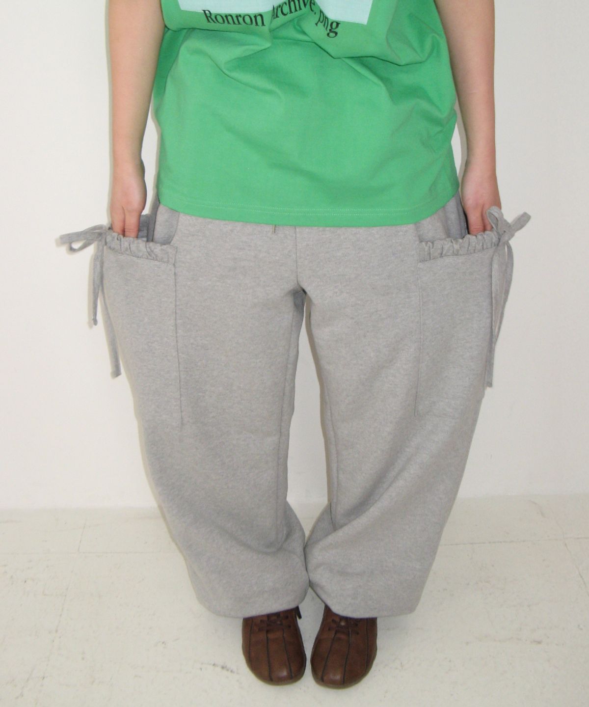 론론(RONRON) FRILL POCKET WIDE SWEAT PANTS GREY