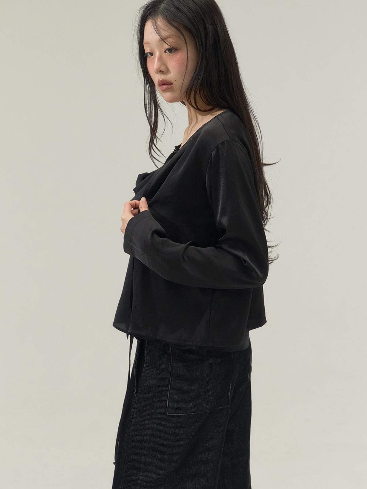 쏘리, 투 머치 러브(SORRY, TOO MUCH LOVE) Silky Open-Front Tie Blouse with Clasp_Black