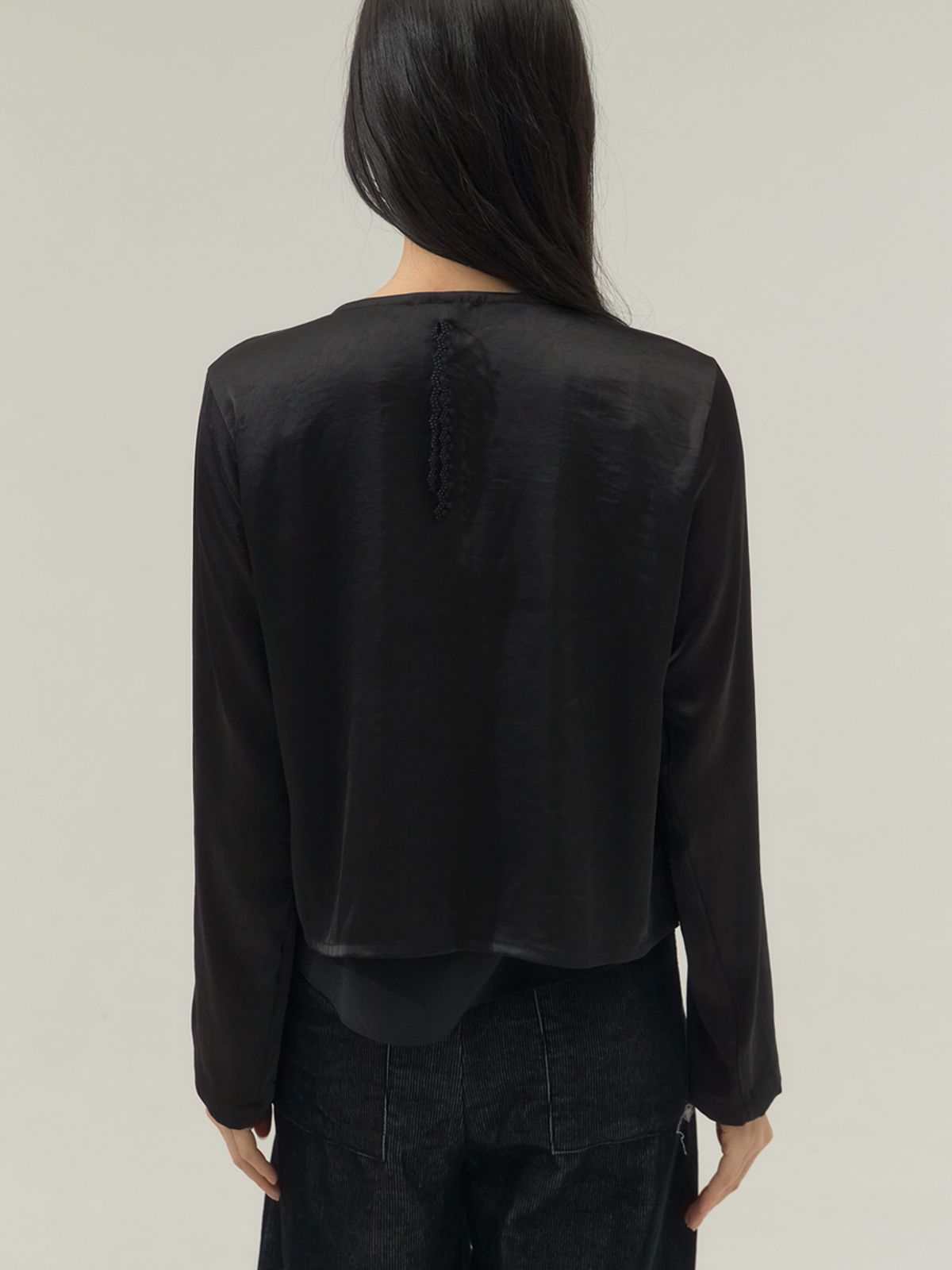 쏘리, 투 머치 러브(SORRY, TOO MUCH LOVE) Silky Open-Front Tie Blouse with Clasp_Black