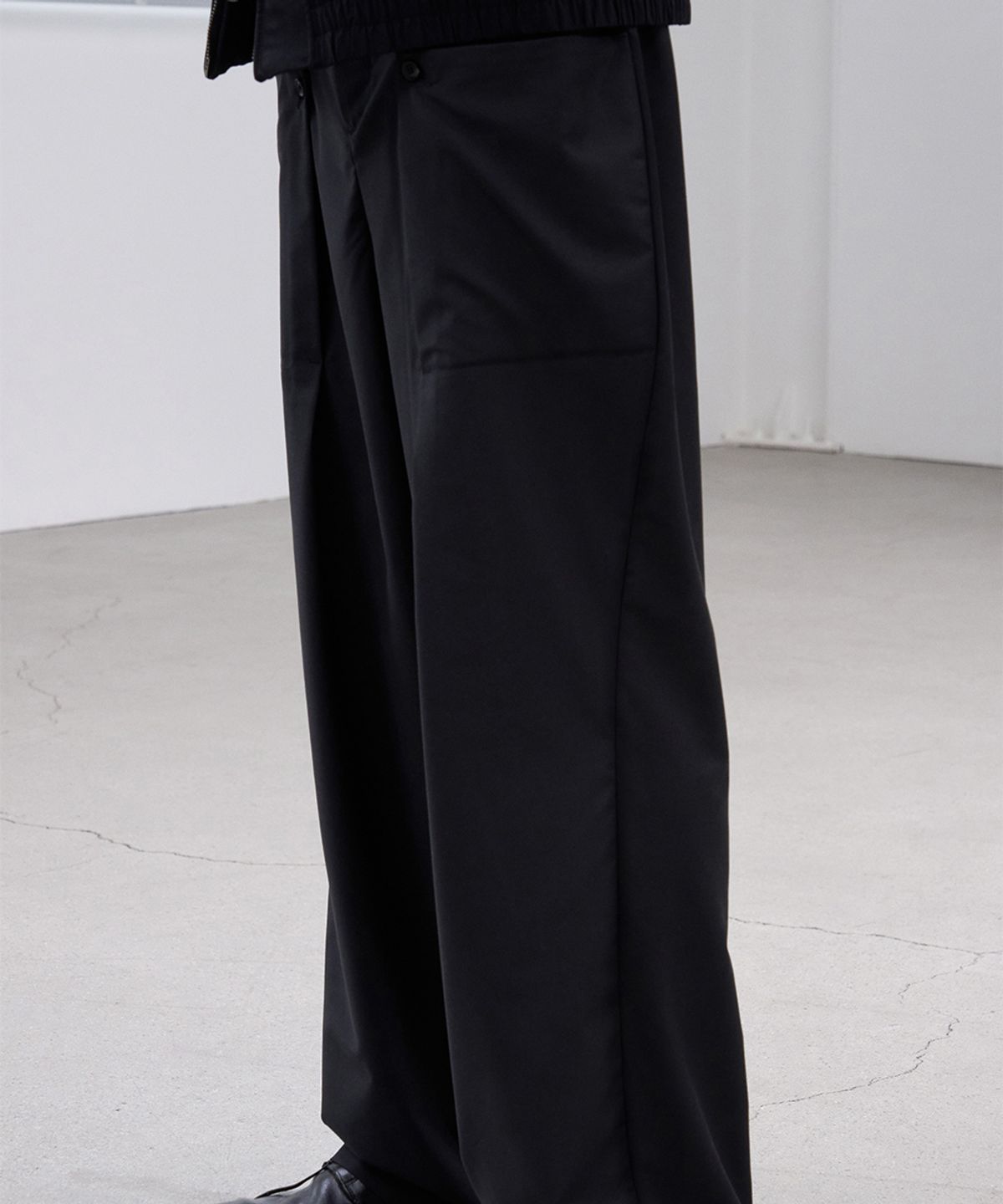 폼리쉬(FORMLICH) CURVED TROUSERS / BLACK
