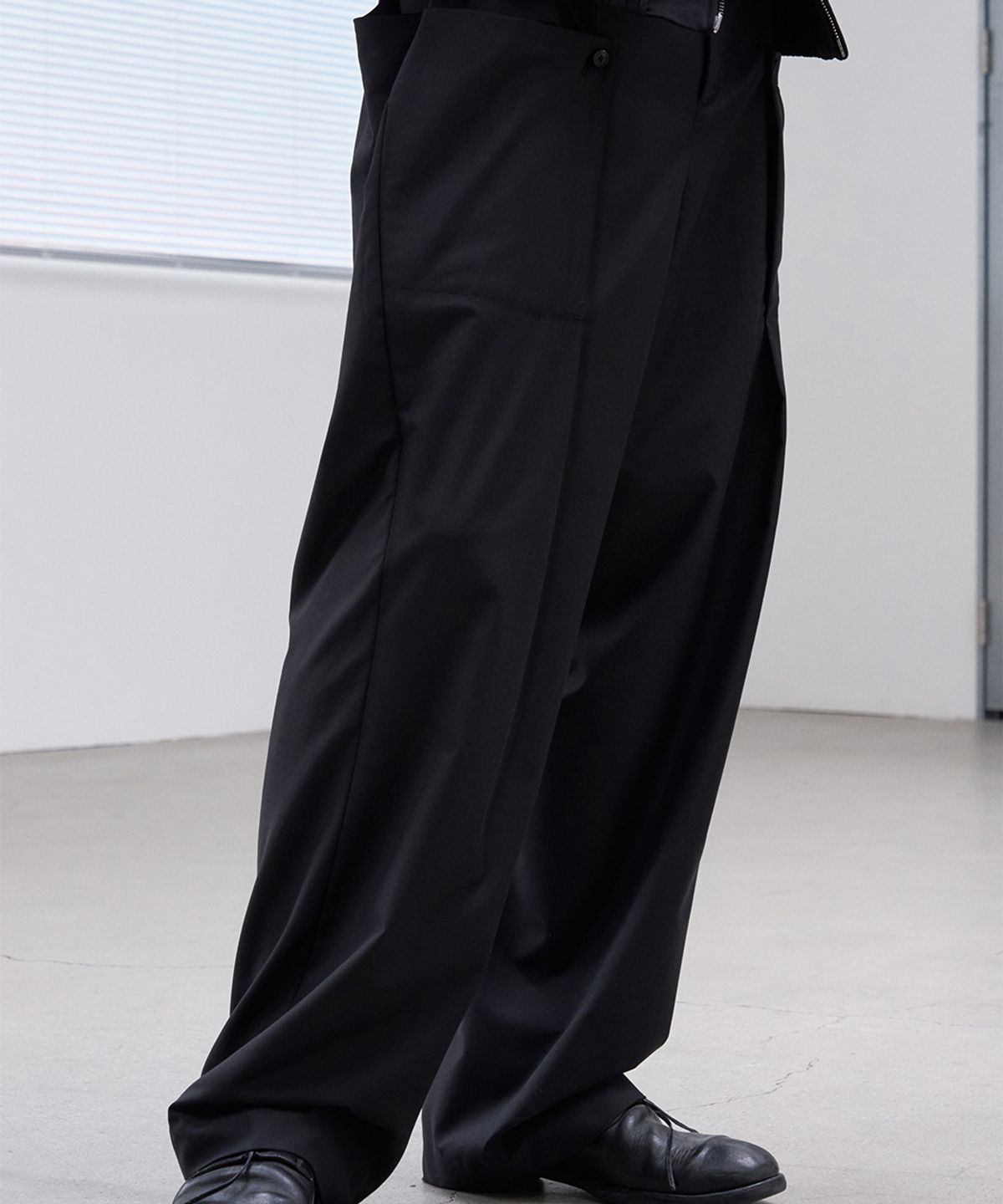 폼리쉬(FORMLICH) CURVED TROUSERS / BLACK