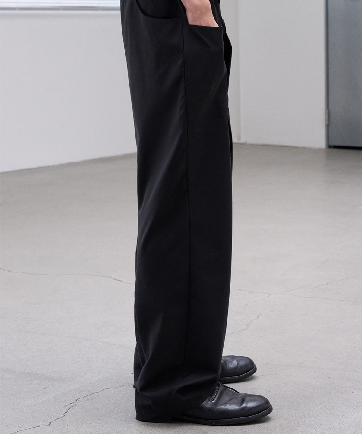 폼리쉬(FORMLICH) CURVED TROUSERS / BLACK