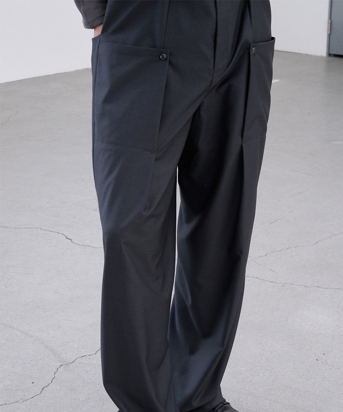 폼리쉬(FORMLICH) CURVED TROUSERS / DARK GREY