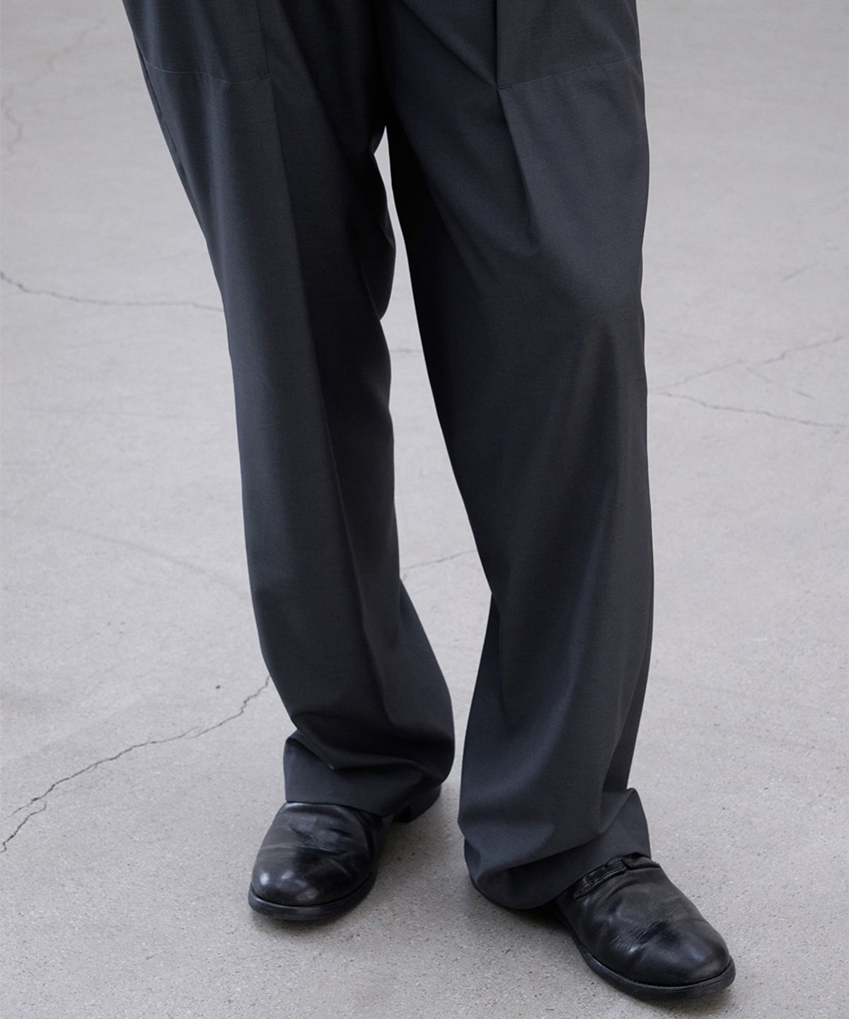 폼리쉬(FORMLICH) CURVED TROUSERS / DARK GREY