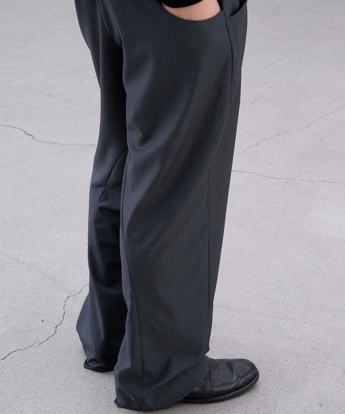 폼리쉬(FORMLICH) CURVED TROUSERS / DARK GREY