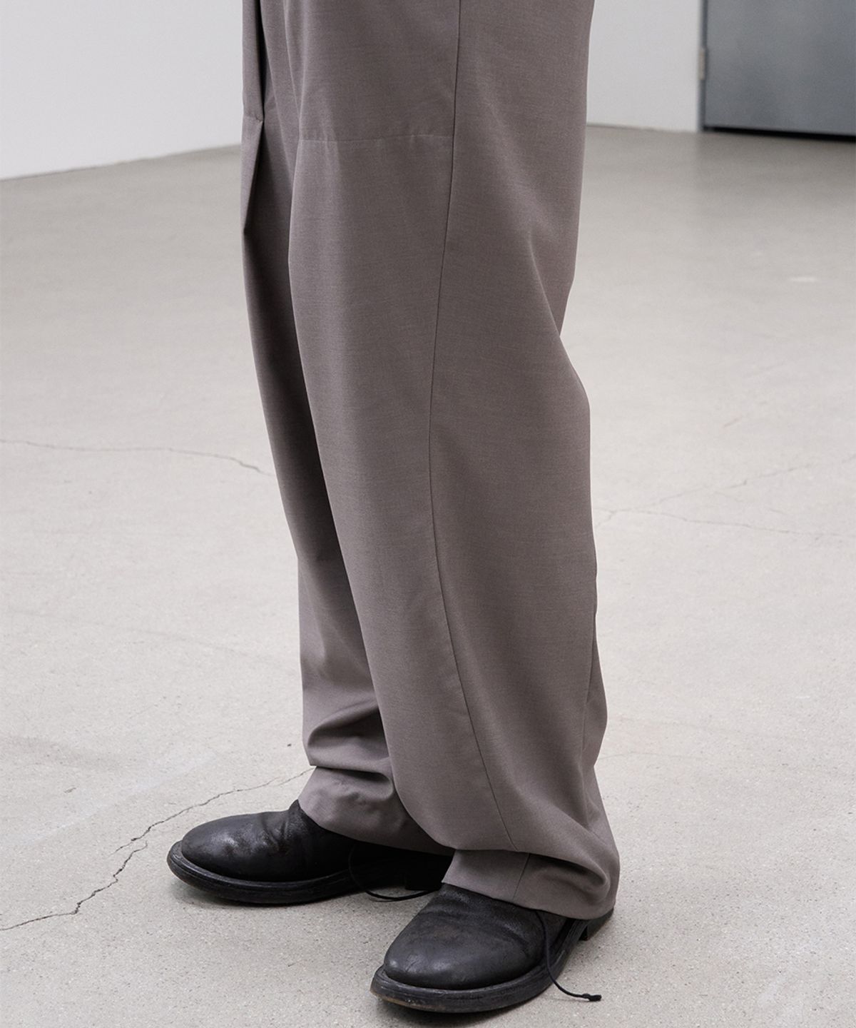폼리쉬(FORMLICH) CURVED TROUSERS / GREIGE
