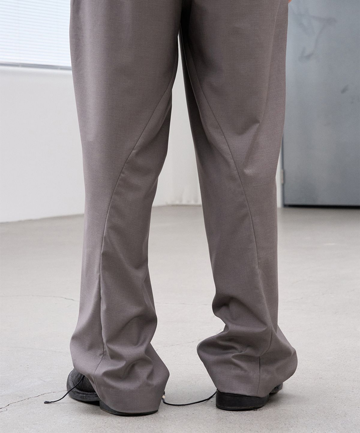 폼리쉬(FORMLICH) CURVED TROUSERS / GREIGE